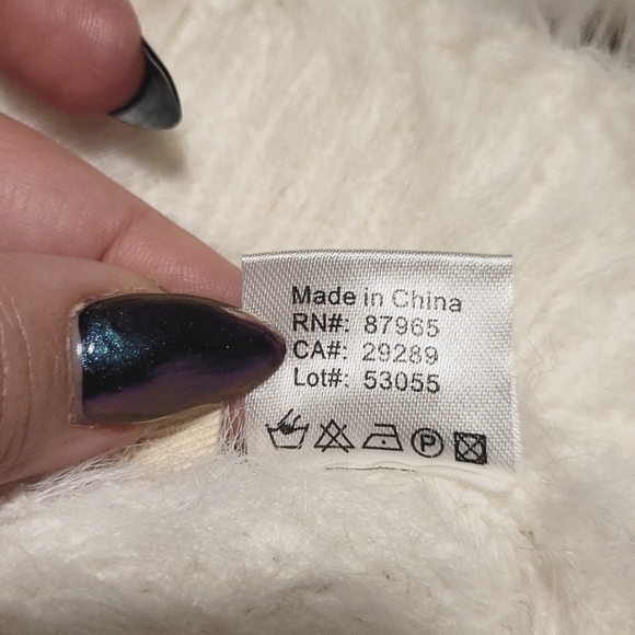 Elan Fuzzy Knitted Cutout Crop Sweater white - Picture 6 of 6